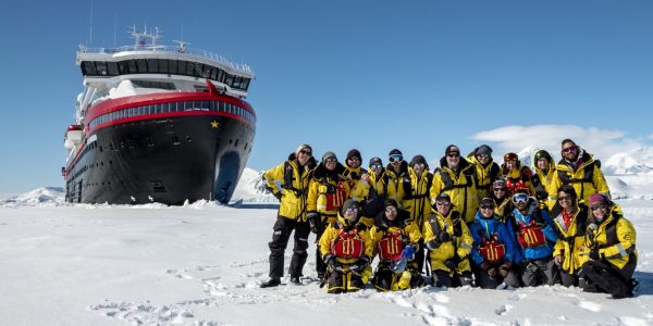 Landing-on-the-ice-Antarctica-HGR-141646- Photo_Andrea_Klaussner
