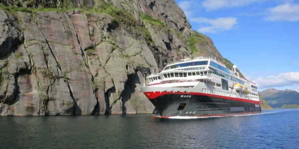 Kirkenes - Bergen. MS Trollfjord på vei inn i Trollfjorden
